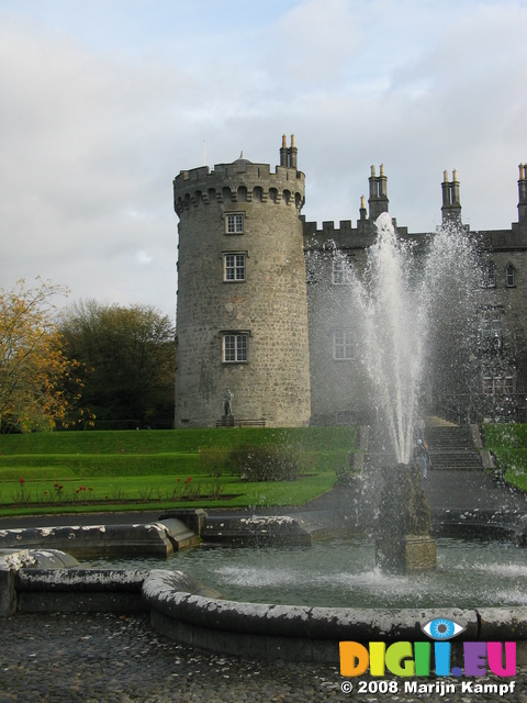 24386 Fountain at Kilkenny Castle